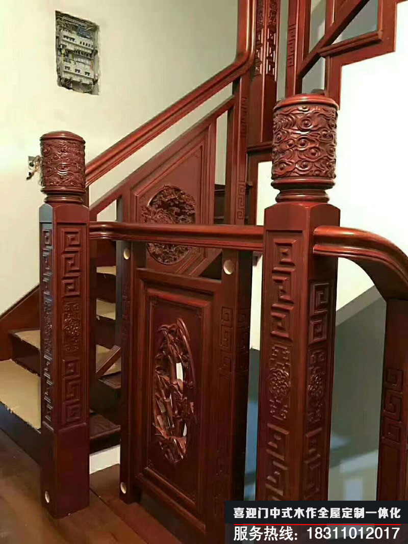 喜迎門(mén)中式實(shí)木樓梯雕刻精細