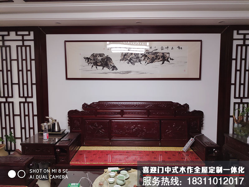 簡(jiǎn)單的中式花格在沙發(fā)背景墻兩側作為裝飾