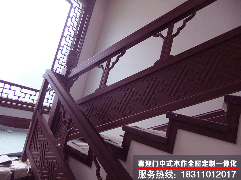 喜迎門(mén)中式樓梯的圖案雕刻